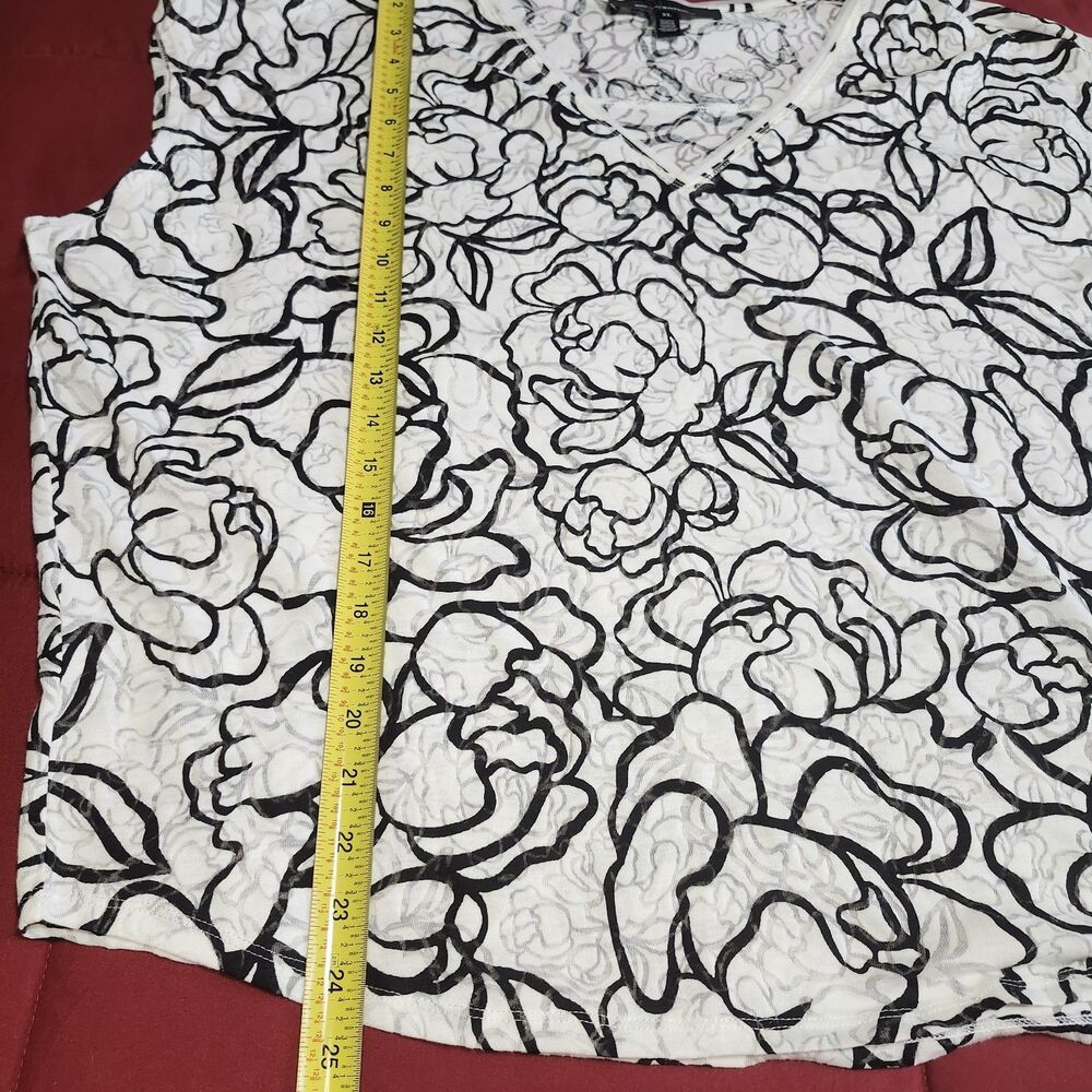 White House Black Market Floral V-Neck Top Women XL Black White Short Sleeve - Picture 5 of 9